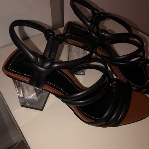 Zara size 8 . Acrílic and leather